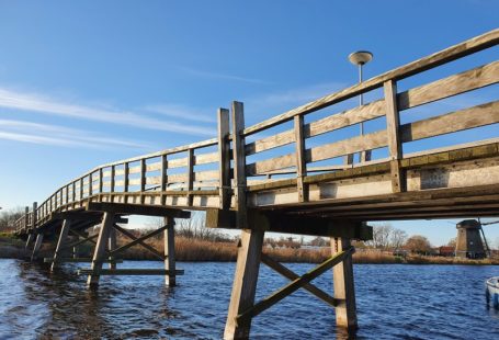 houten brug over het water