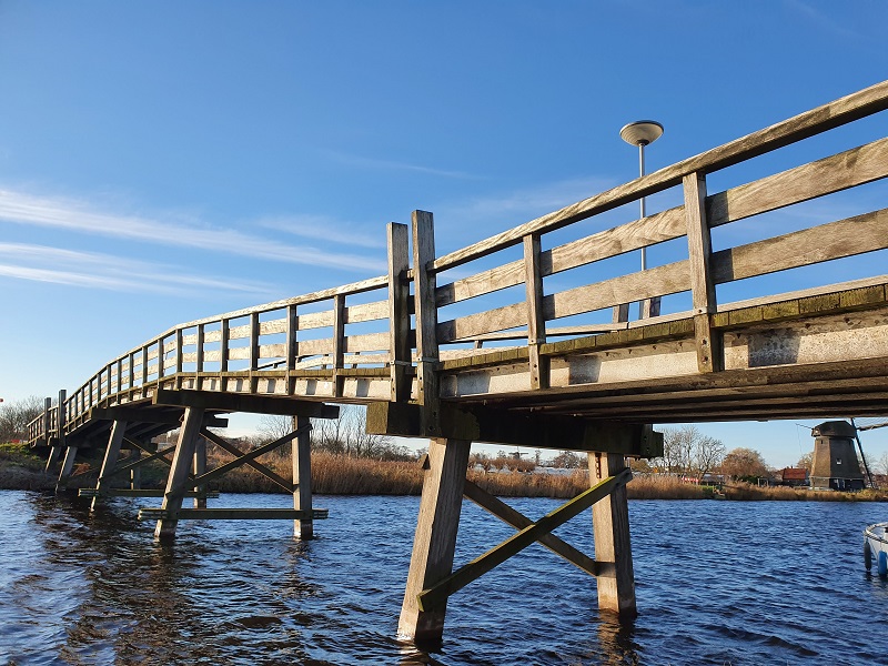 houten brug over het water